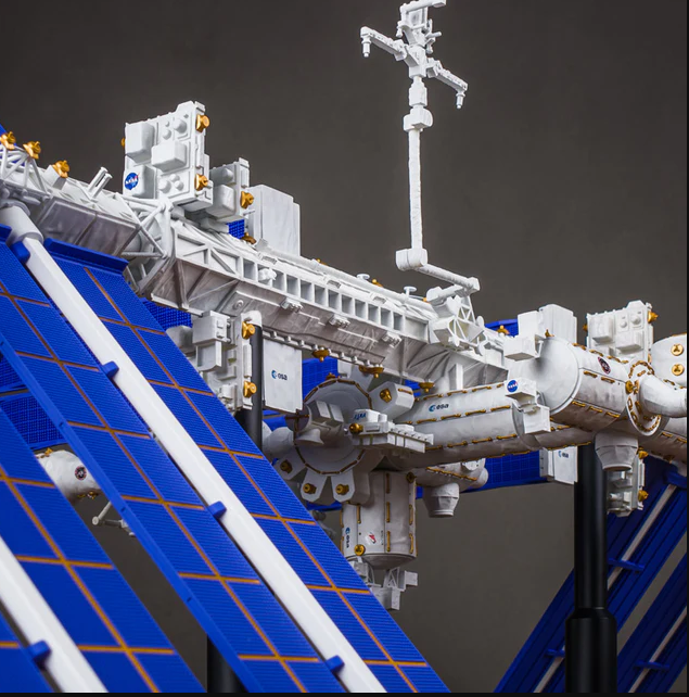 IF AUDIO UPOINT STUDIO International Space Station
 1:130 Scale model