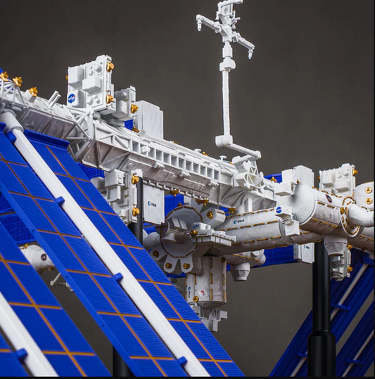 IF AUDIO UPOINT STUDIO International Space Station
 1:130 Scale model