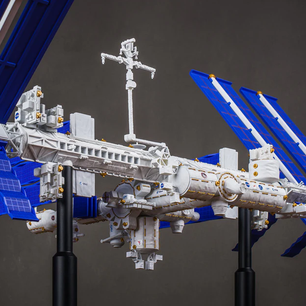 IF AUDIO UPOINT STUDIO International Space Station
 1:130 Scale model