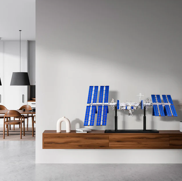 IF AUDIO UPOINT STUDIO International Space Station
 1:130 Scale model