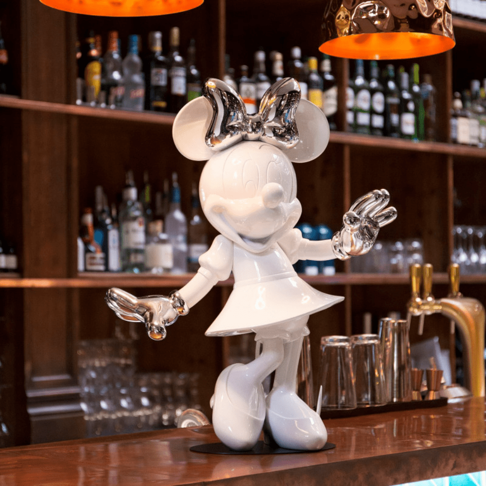 شخصية ميني الصغيرة للترحيب باللونين الأبيض والفضي من LEBLON DELIENNE