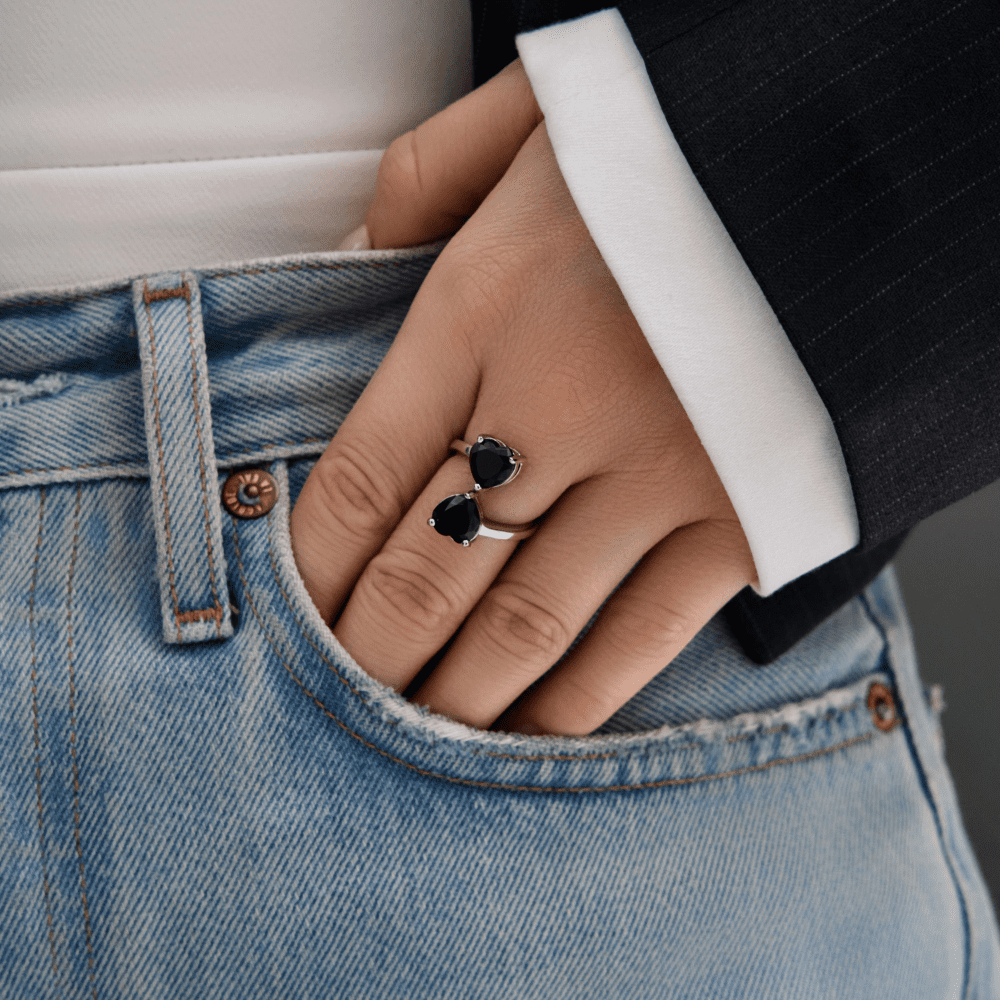 LINDEZA Black agate heart shaped ring made of sterling silver